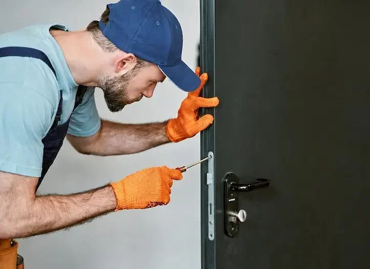 Fabbro al lavoro su una serratura a Bologna