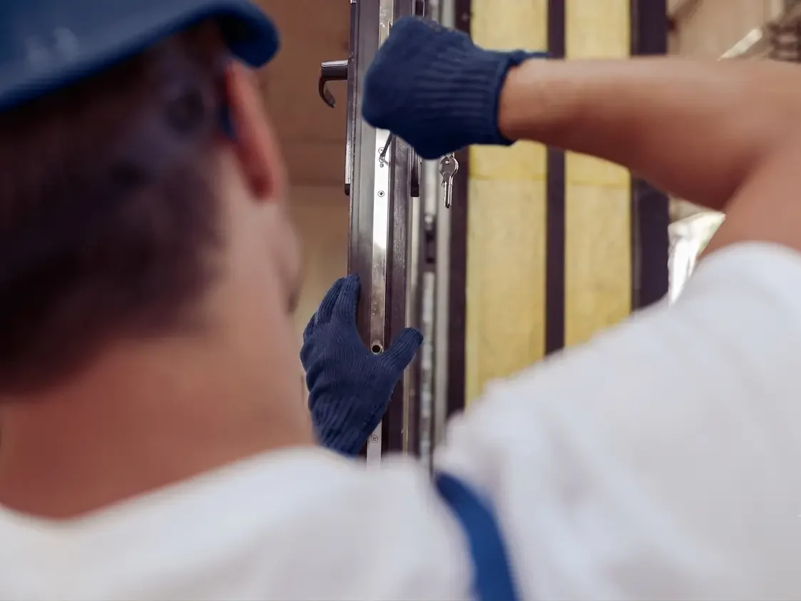 Fabbro al lavoro durante una riparazione di un cancello a Bologna