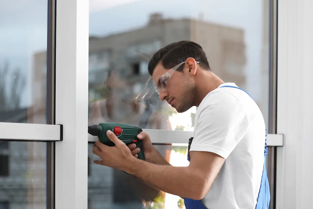 Fabbro al lavoro durante una riparazione di una finestra a Bologna